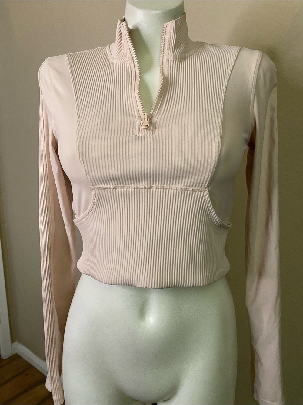 Forever 21 Pale Blush Ribbed Zip-Front crop sport Top M 💕